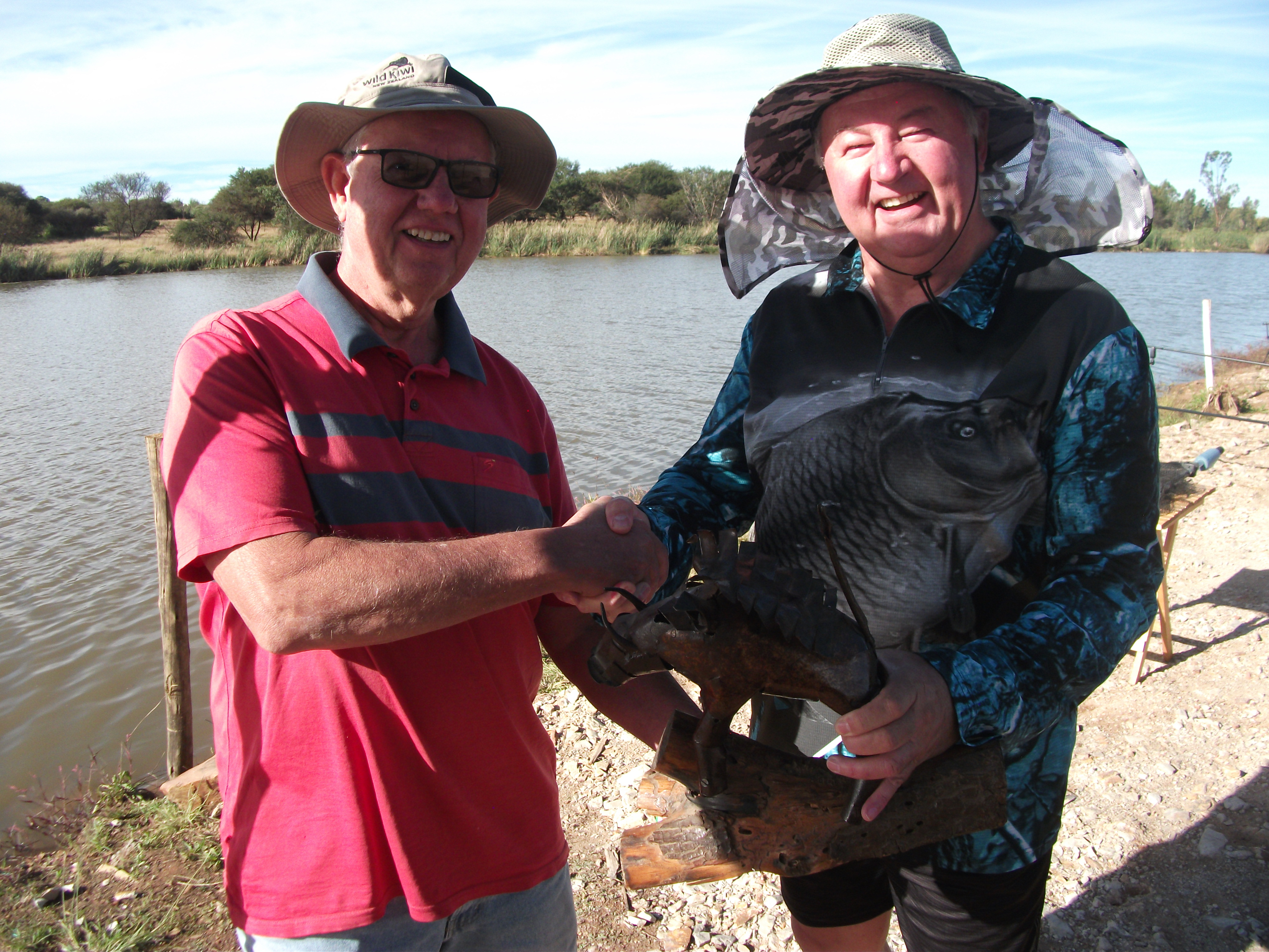 Ben kry varkie. Los sy boot onbeman loop rond en ander vang sy vis.